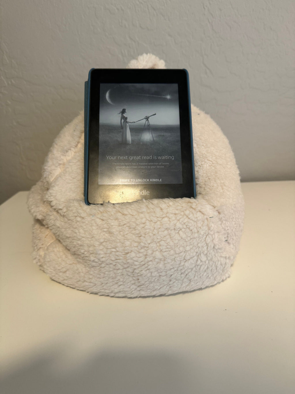 E-reader pillow pouf for handsfree reading