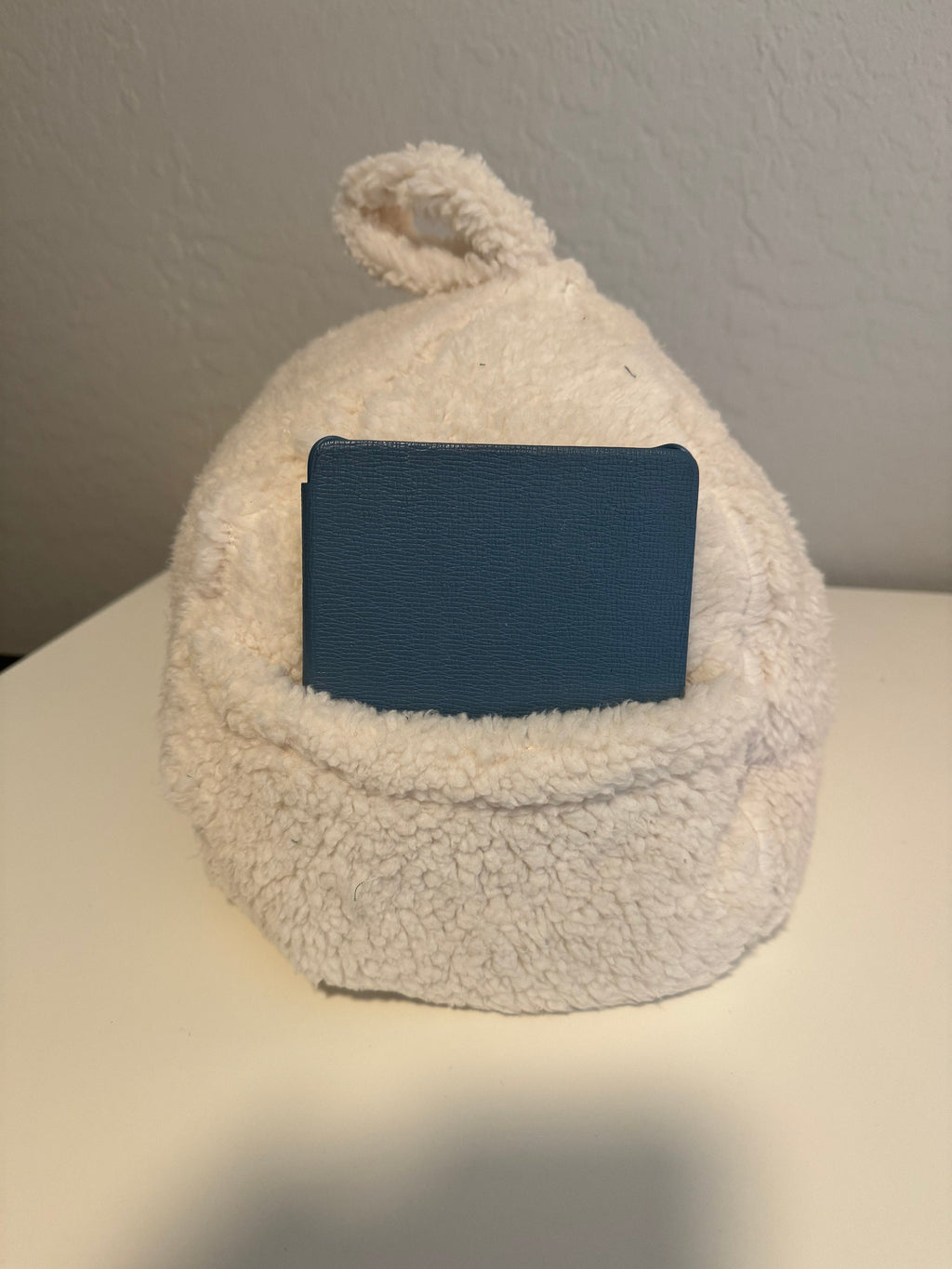 E-reader pillow pouf for handsfree reading